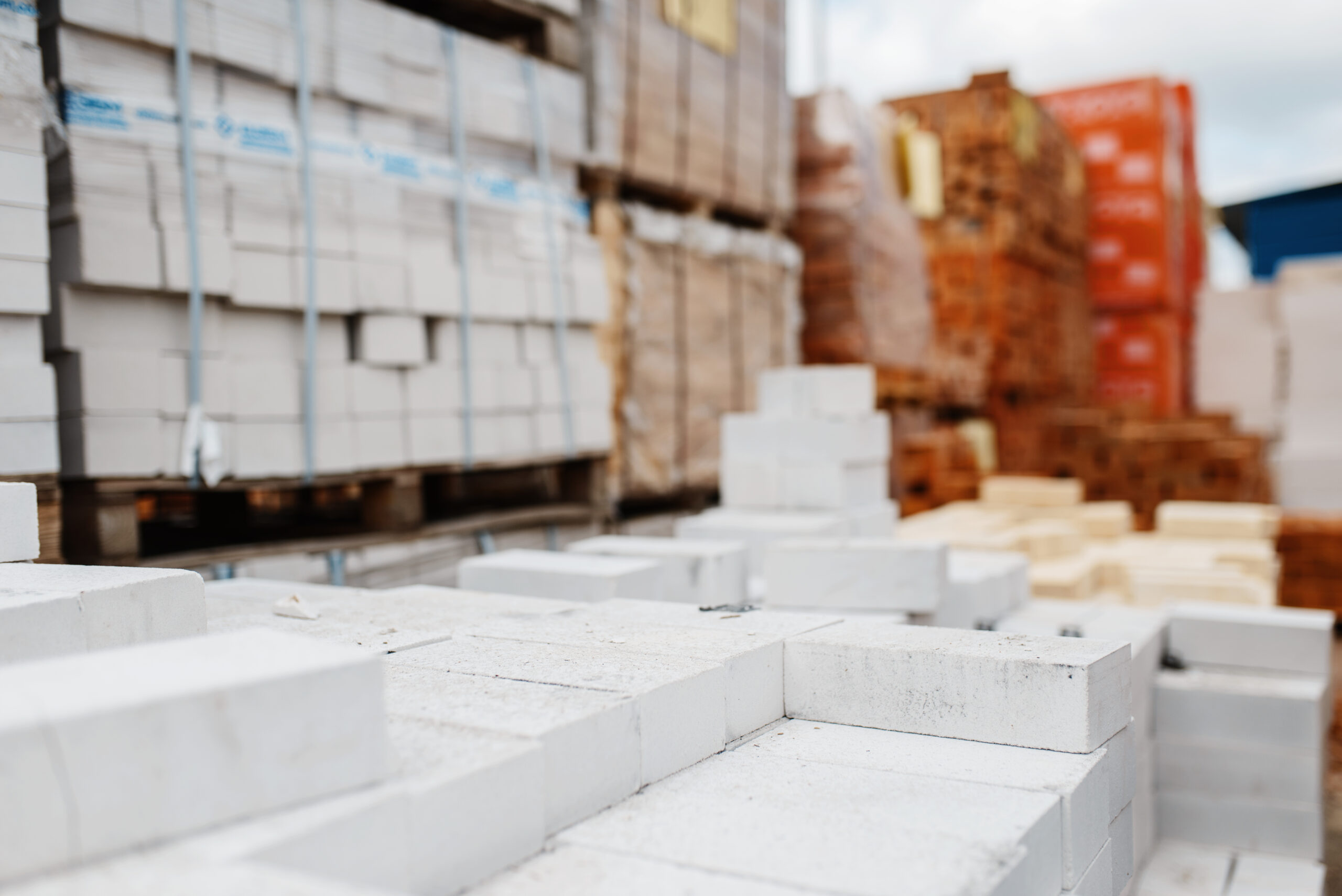 Matériel BTP : Divers types de béton utilisés pour la construction.