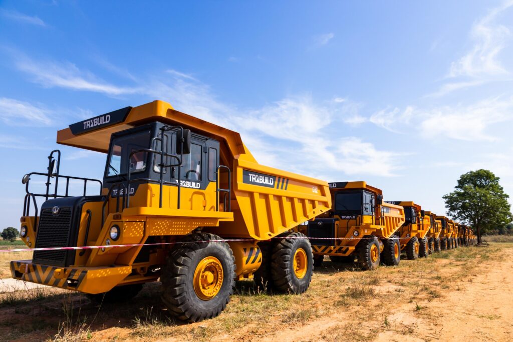 Montrant un Tombereau : engin de chantier conçu pour le transport de grandes quantités