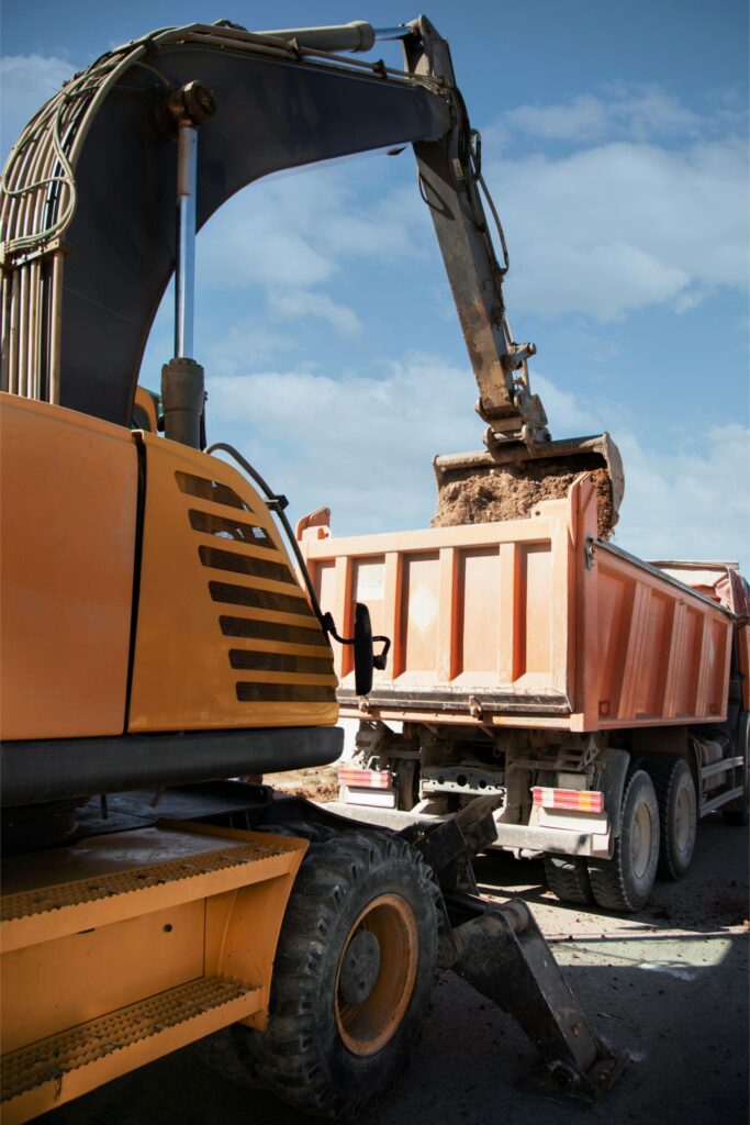 Engins de chantier en activité sur un chantier.