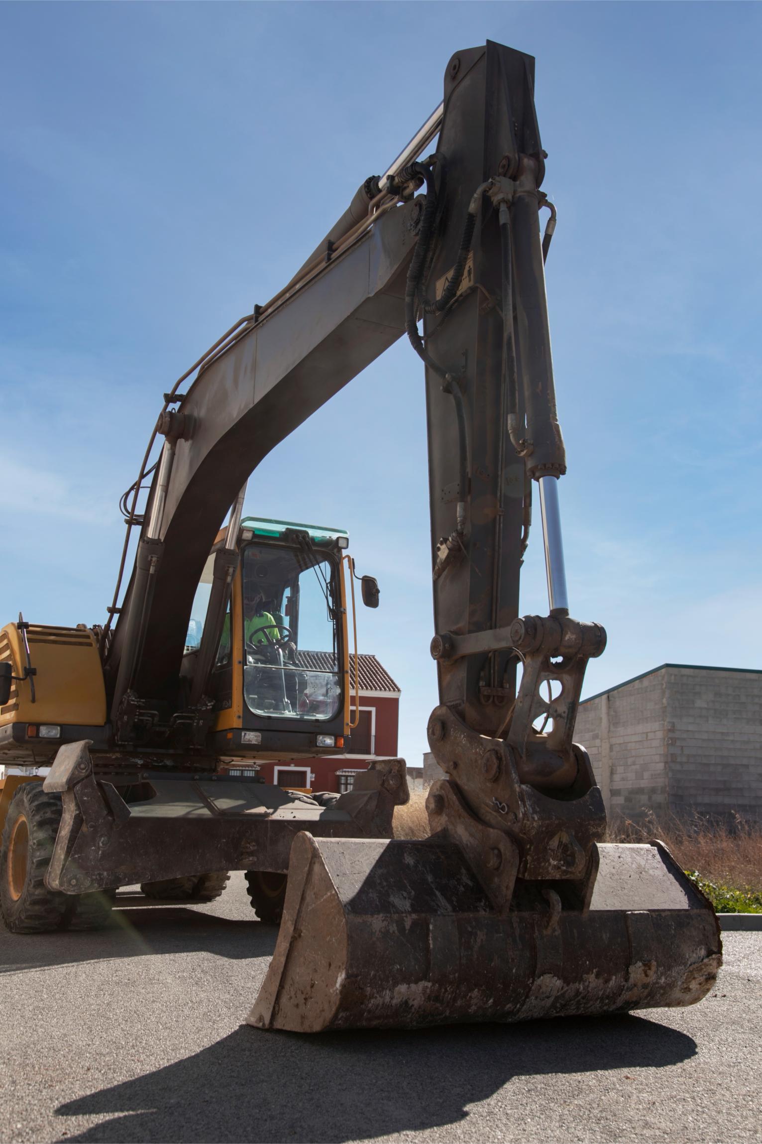 Pelle mécanique en action , engin de chantier puissant utilisé pour déplacer des matériaux.