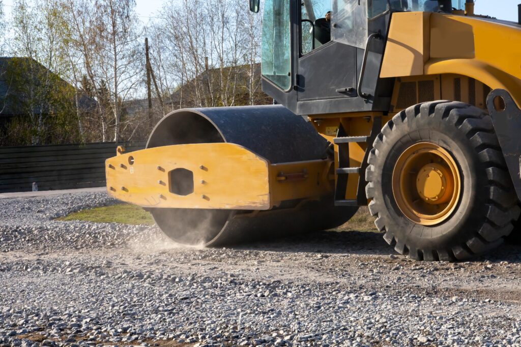 Compacteur sur le chantier, illustrant un engin de chantier