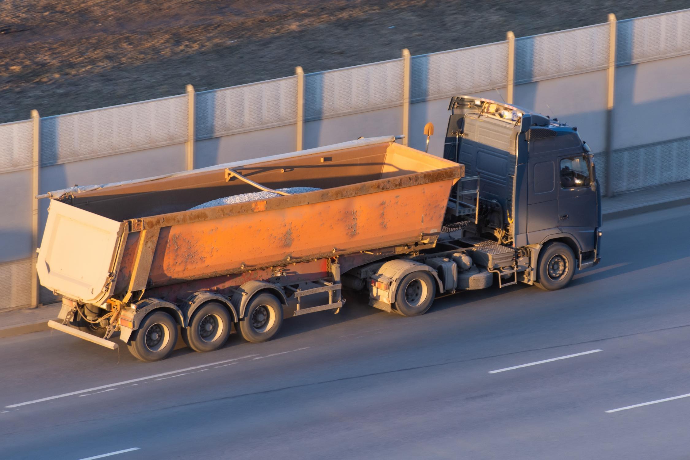 Camion benne en mouvement dans les rues