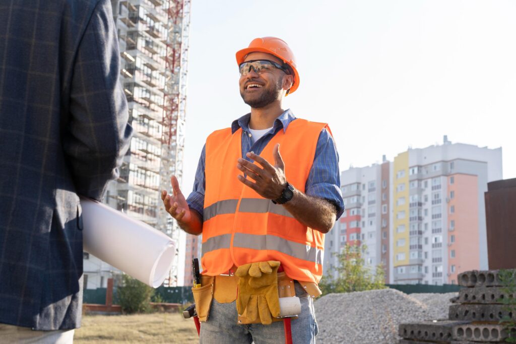 Un travailleur parle avec un ingénieur du progrès sur le chantier activité BTP .