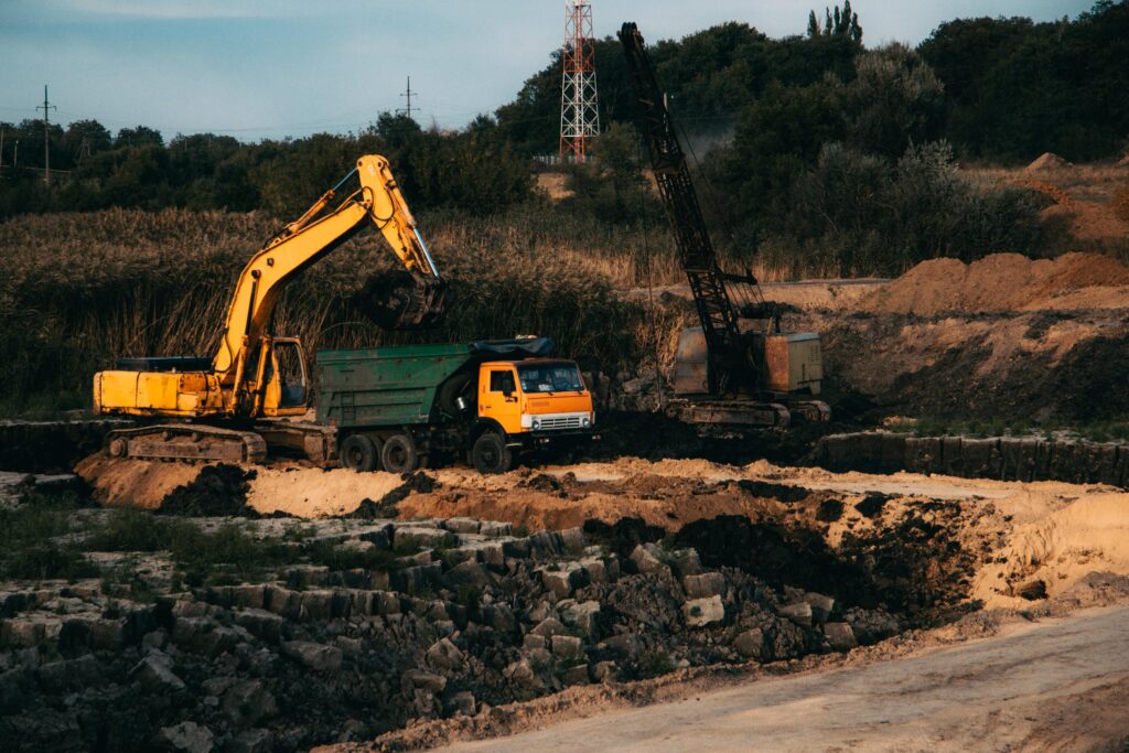 Des engins lourds sont en train de travailler sur un terrain