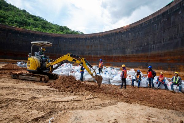 21-september2020-chonburi-thailand-group-worker-construction-engineer-excavation-bottom-tank-oil